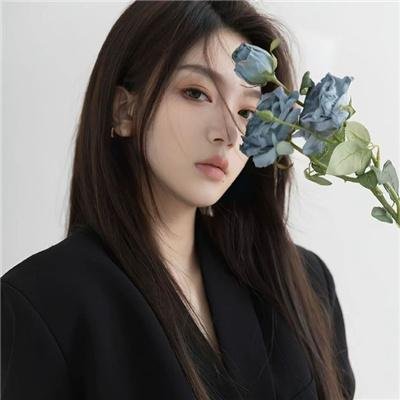 出墙红杏两家春